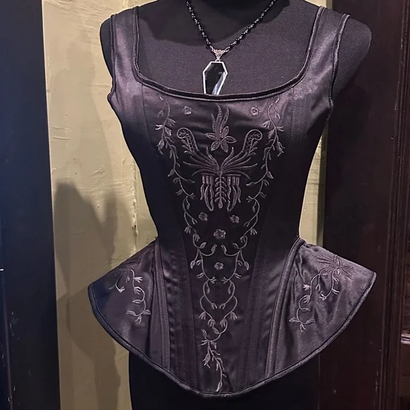 Shades of Silence gothic embroidered peplum corset - Picture 1 of 5